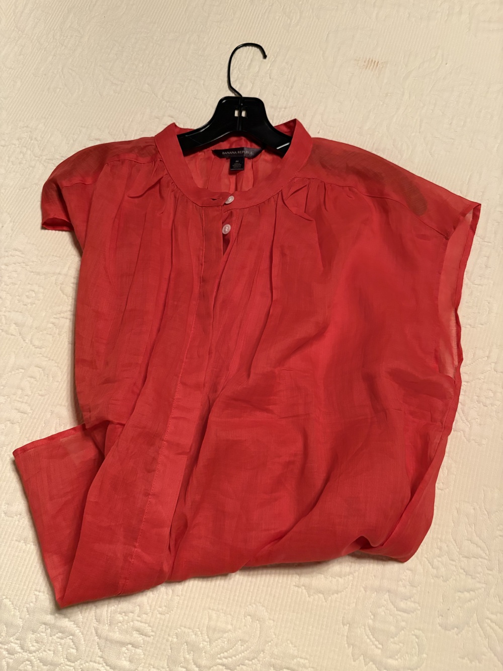 Banana Republic linen sleeveless blouse, in great conditions, never warned